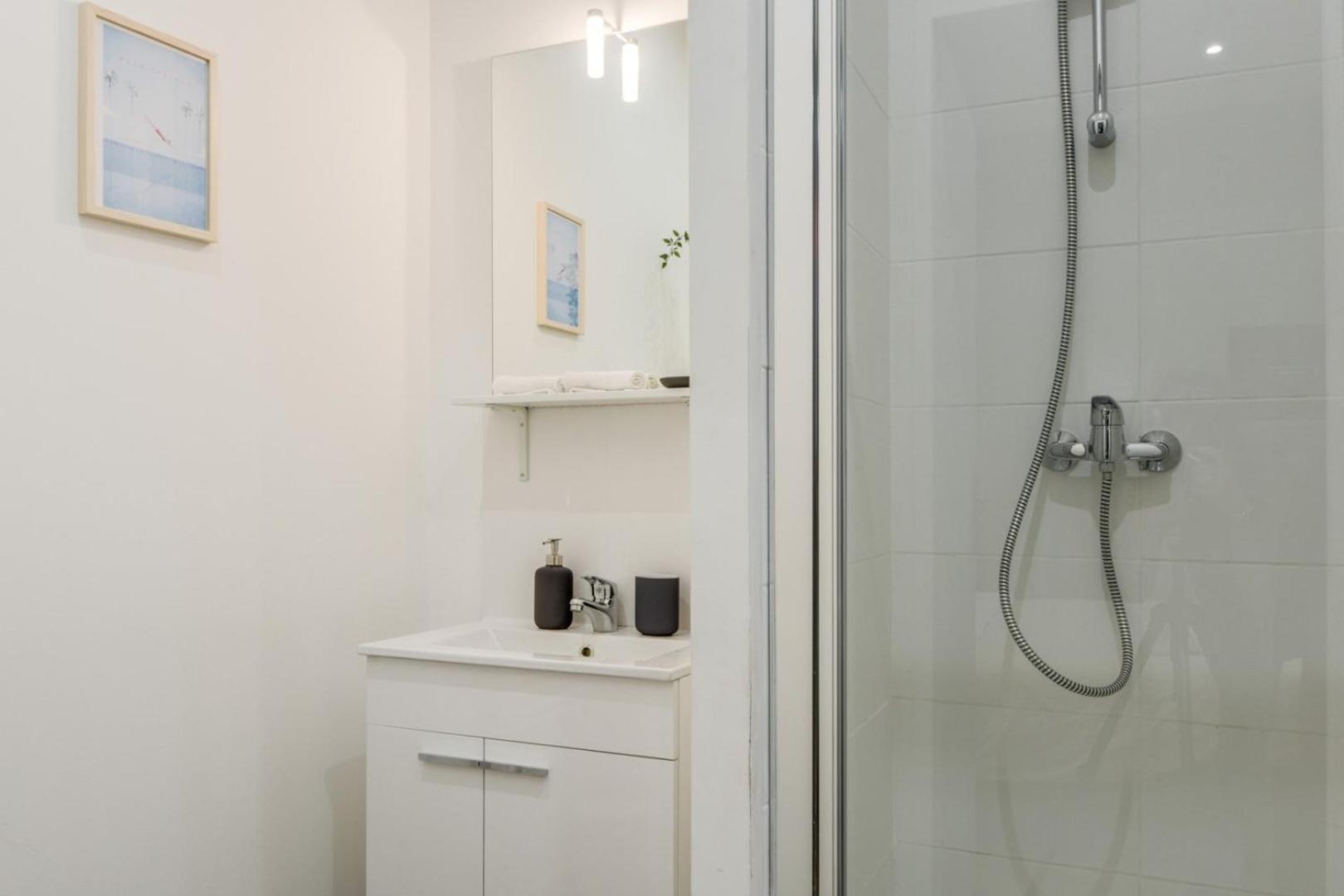ליל Studio Near Train Station מראה חיצוני תמונה